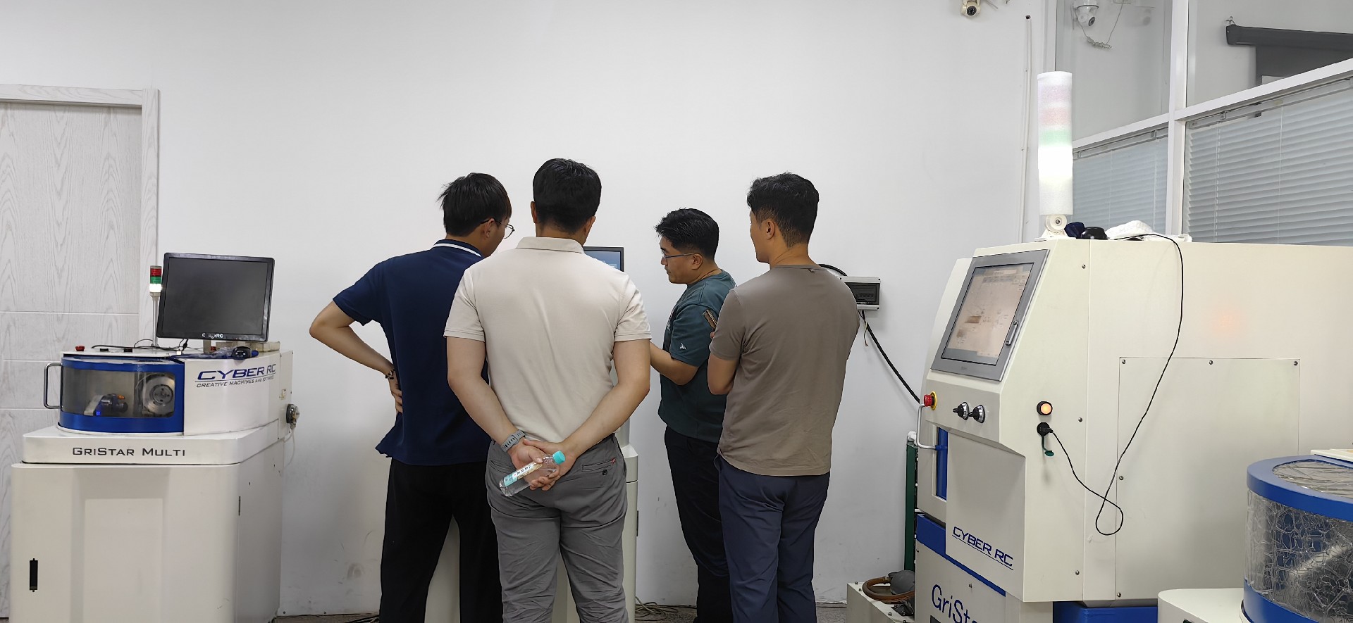 韓國(guó)客戶來(lái)訪培訓(xùn)全自動(dòng)磨刀機(jī)使用